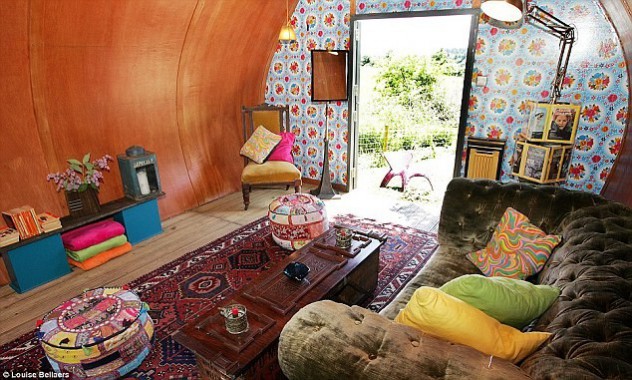BRIGHT COLOURS AND GYPSY WAGON INSPIRED SHE SHEDS GARDEN DESIGN IDEA. THE NATIONAL DESIGN ACADEMY IMAGE: LOUISE BELLAERS. BRIGHT COLOURS AND GYPSY WAGON INSPIRED SHE SHEDS GARDEN DESIGN IDEA. THE NATIONAL DESIGN ACADEMY