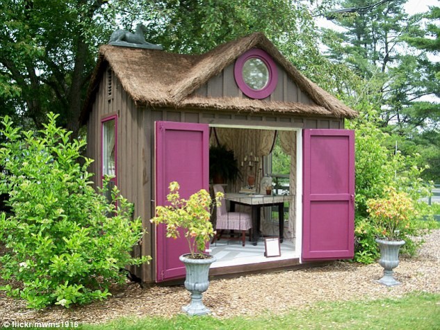 SHE SHED GARDEN SHED IDEAS. THE NATIONAL DESIGN ACADEMY IMAGE: @FLICKER/MWMS1916 SHE SHED GARDEN SHEDS IDEAS. THE NATIONAL DESIGN ACADEMY IMAGE: @FLICKER/MWMS1916