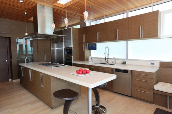 Samantha's Malibu beach house kitchen in the sex and the city movie. set design interior design inspiration. Samantha's Malibu beach house kitchen in the sex and the city movie. set design interior design inspiration.